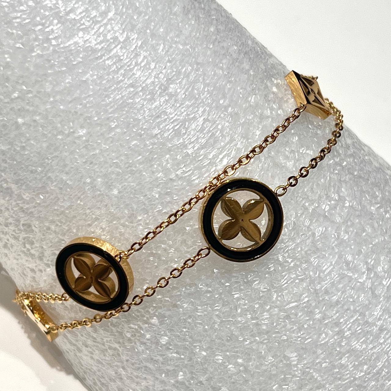 سوار أنيق وناعم باللون الذهبي الجذاب مستوحي من أبرز الماركات العالمية